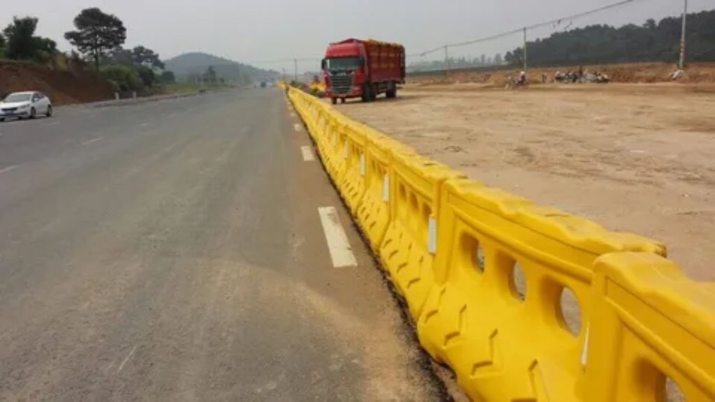 Plastic road barrier by HIPHEN