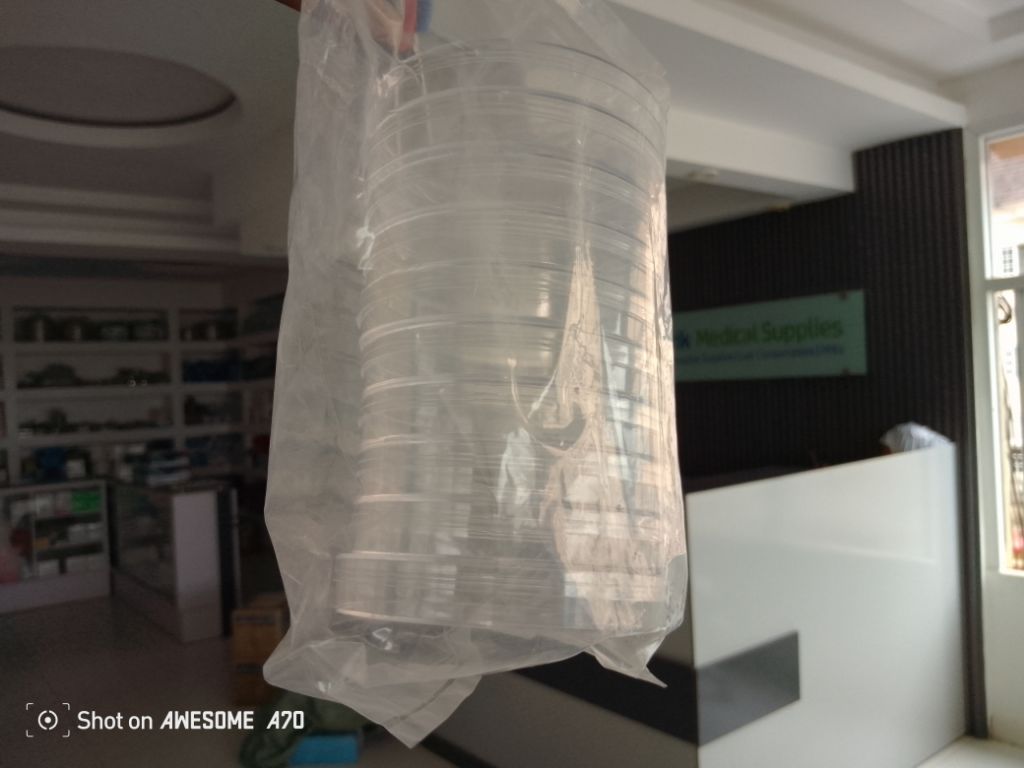 Medical Petri Dish by Scantrik