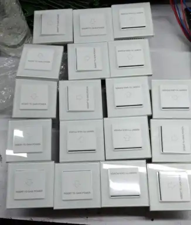 Card switch by HIPHEN