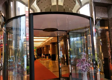 Smart electric revolving door by HIPHEN
