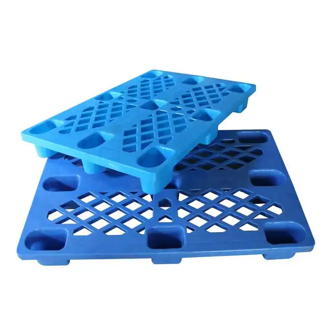 Reversible plastic pallets by Scantrik