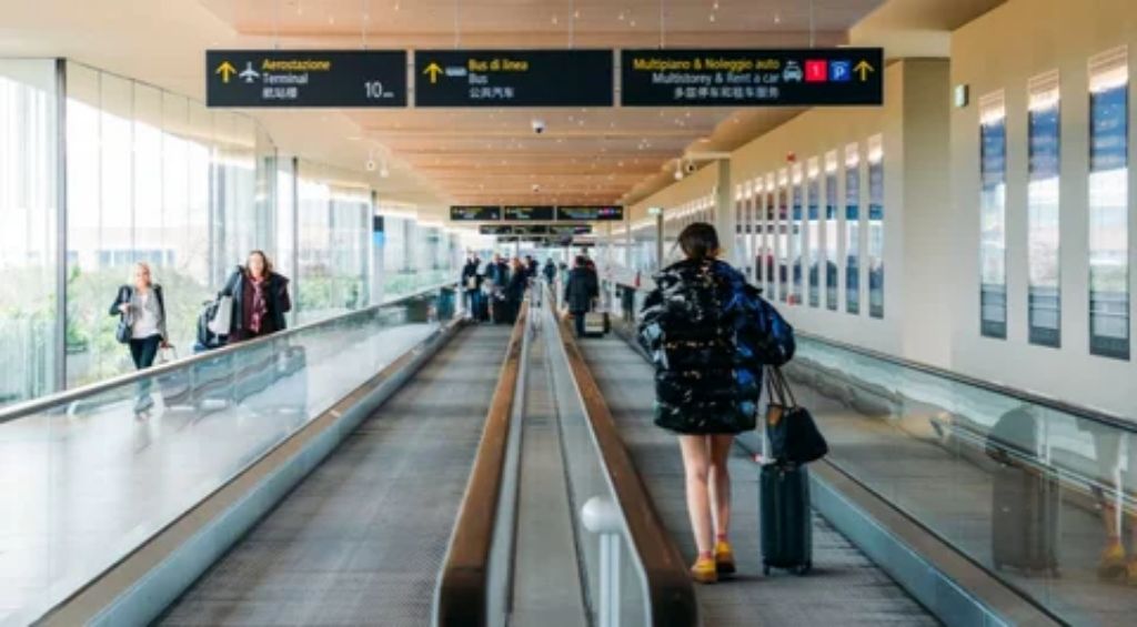 Commercial Airport Passenger conveyor Escalator By Hiphen
