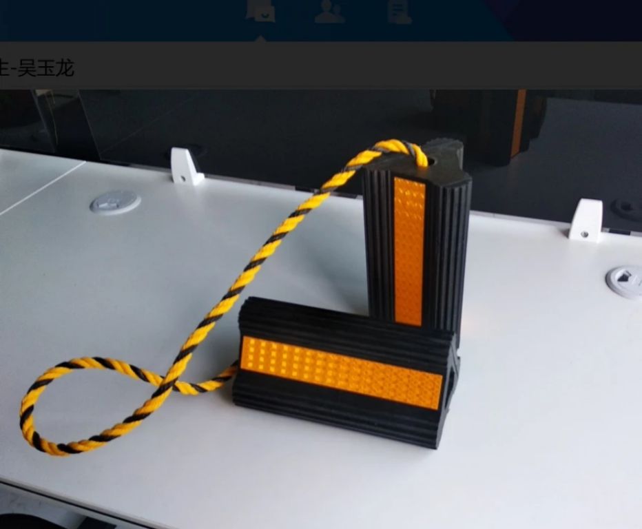 Landing Gear Chock by Hiphen