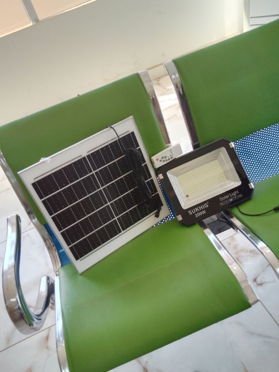 SUKHIG 300W Solar Powered Street Light for Homes and Businesses by LUMETT