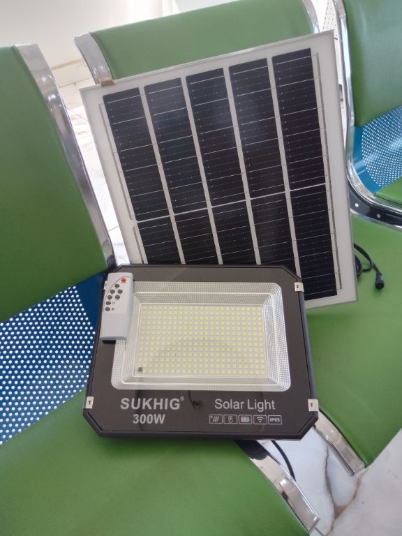 SUKHIG 300W Solar Street Light LED Outdoor Lighting System by LUMETT