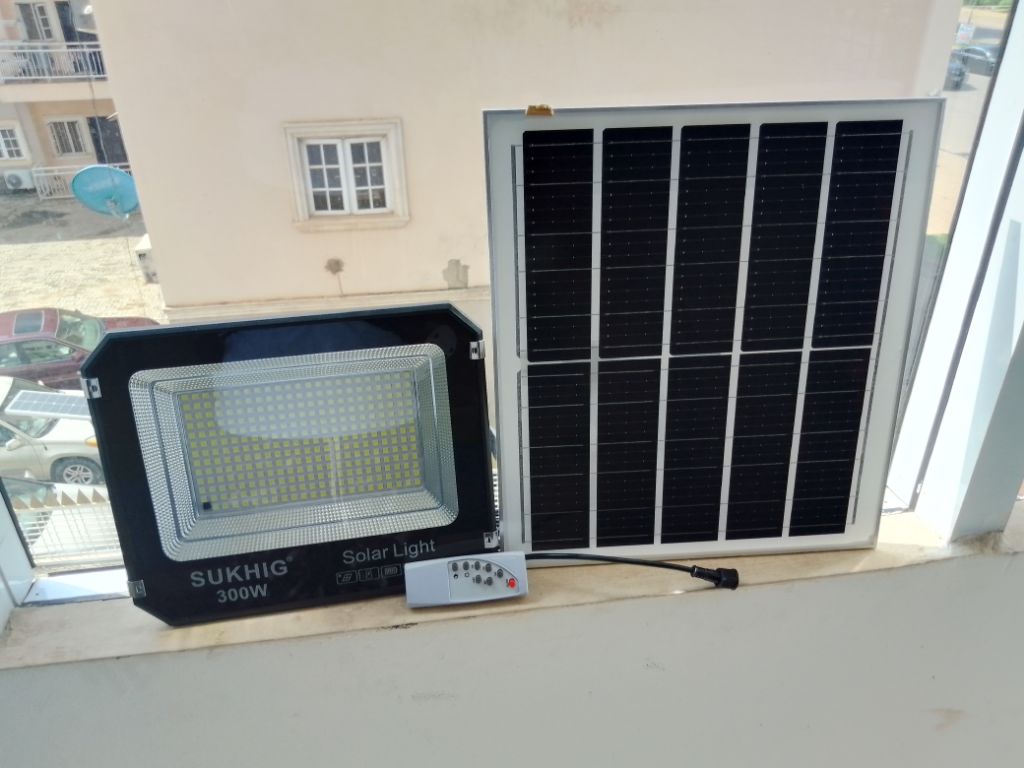 SUKHIG 300W Solar LED Street Light for Roads and Estates by LUMETT