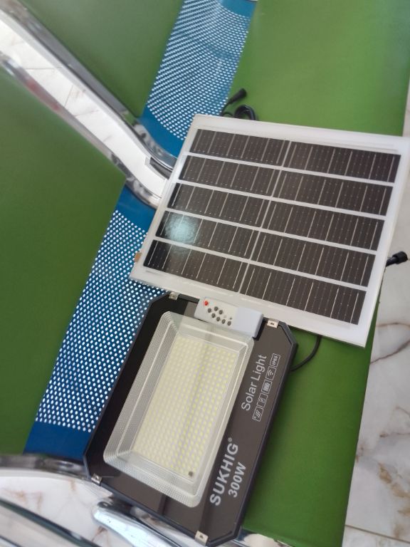 SUKHIG 300W Solar LED Street Light for Roads and Estates by LUMETT