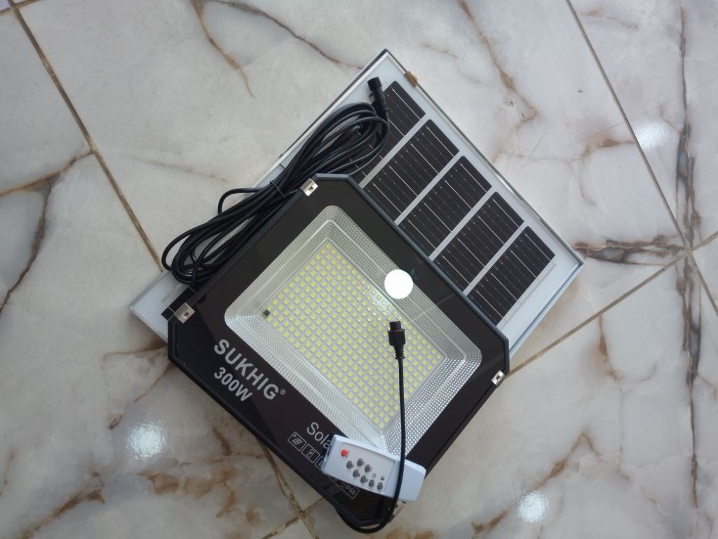 SUKHIG 300W Smart Solar Outdoor Lighting System by LUMETT