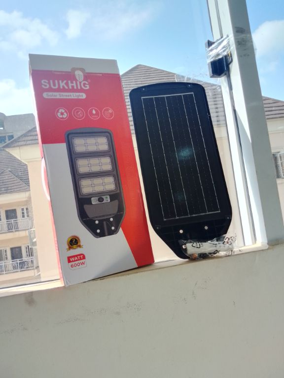 SUKHIG 600W Solar Street Light All-in-One Design by LUMETT