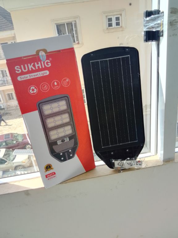 SUKHIG 600W Premium All-in-One Solar Outdoor Lighting Solution by LUMETT