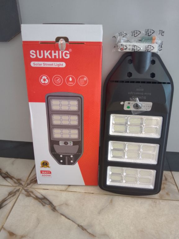 SUKHIG 600W Premium Solar Street Light for Large Outdoor Areas by LUMETT